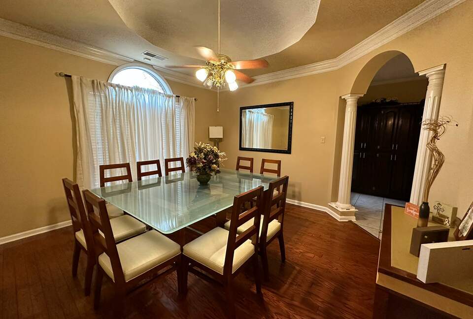 Luxury Mansion 9 King beds and more Pool and Hoops - Southhaven, Mississippi