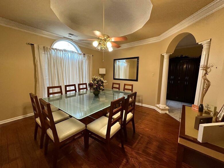 Luxury Mansion 9 King beds and more Pool and Hoops - Southhaven, Mississippi