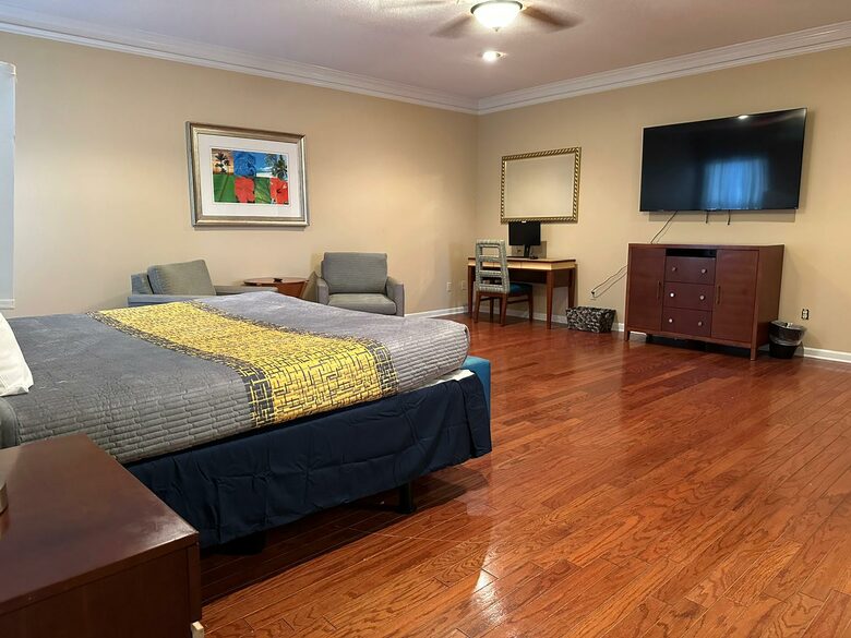 Luxury Mansion 9 King beds and more Pool and Hoops - Southhaven, Mississippi