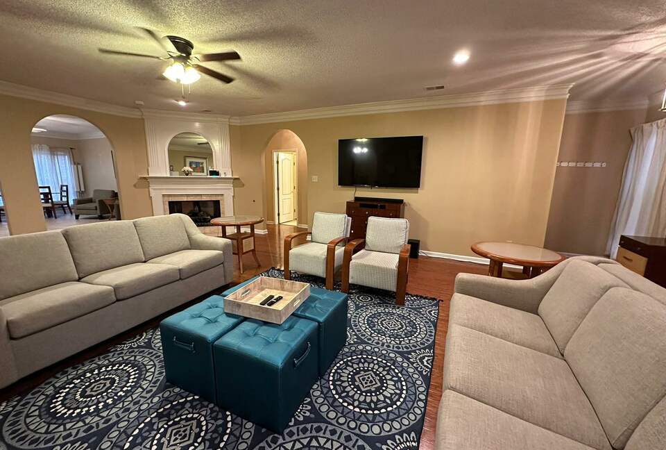 Luxury Mansion 9 King beds and more Pool and Hoops - Southhaven, Mississippi