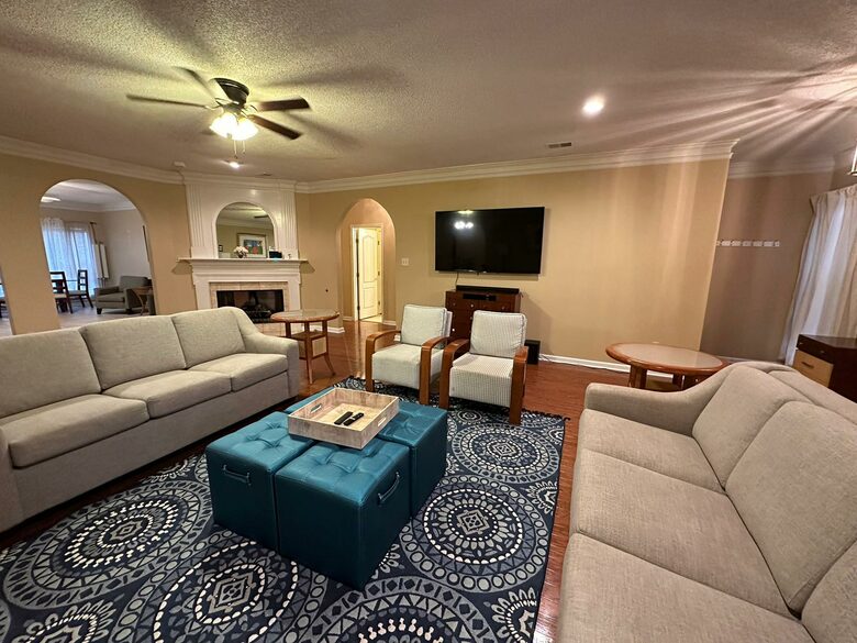 Luxury Mansion 9 King beds and more Pool and Hoops - Southhaven, Mississippi