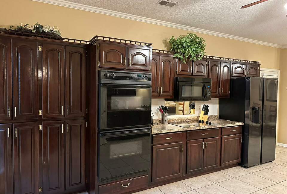 Luxury Mansion 9 King beds and more Pool and Hoops - Southhaven, Mississippi