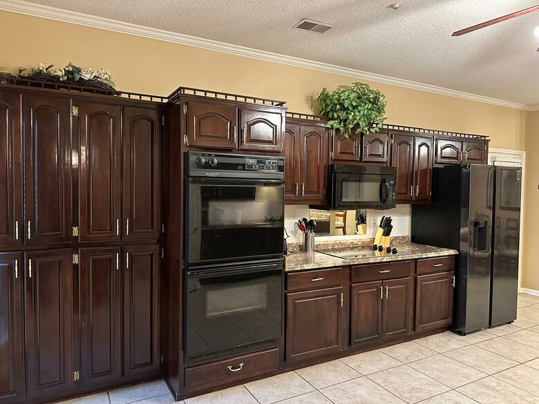 Luxury Mansion 9 King beds and more Pool and Hoops - Southhaven, Mississippi