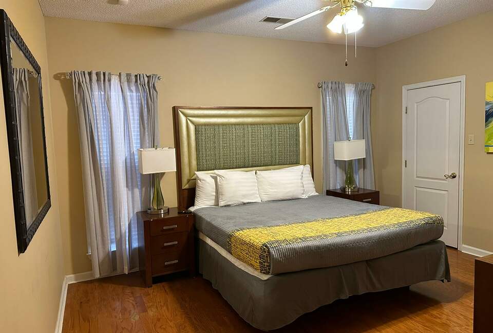 Luxury Mansion 9 King beds and more Pool and Hoops - Southhaven, Mississippi