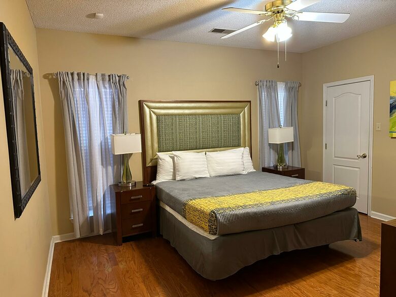 Luxury Mansion 9 King beds and more Pool and Hoops - Southhaven, Mississippi