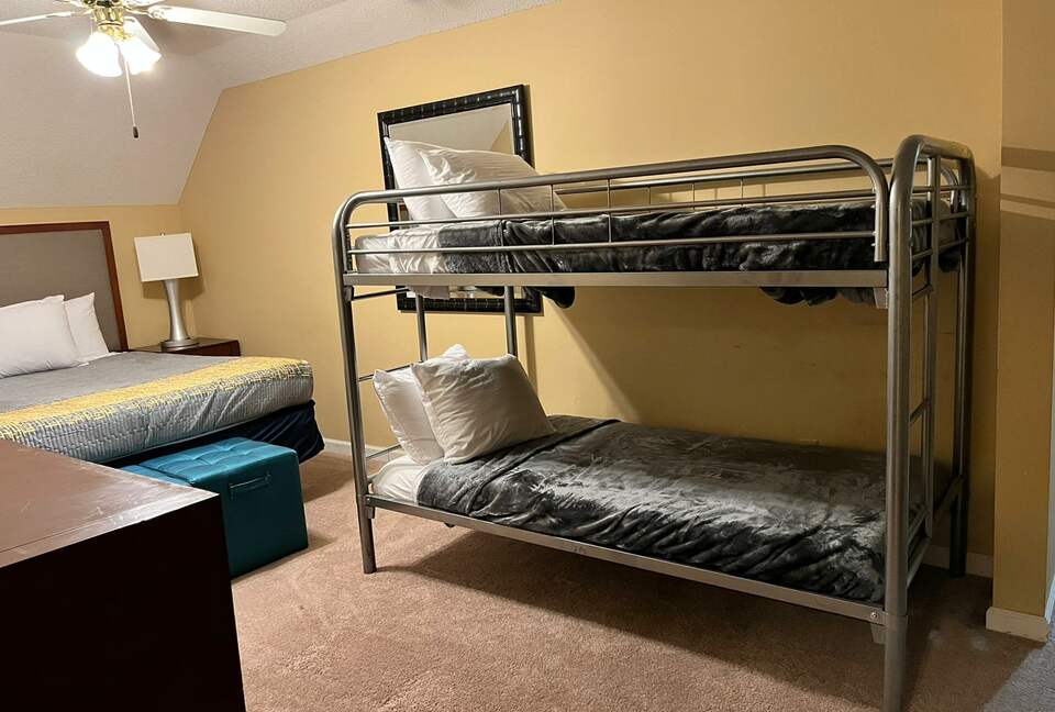 Luxury Mansion 9 King beds and more Pool and Hoops - Southhaven, Mississippi