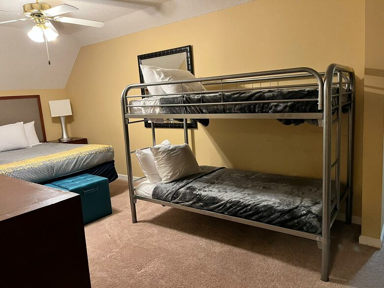 Luxury Mansion 9 King beds and more Pool and Hoops - Southhaven, Mississippi