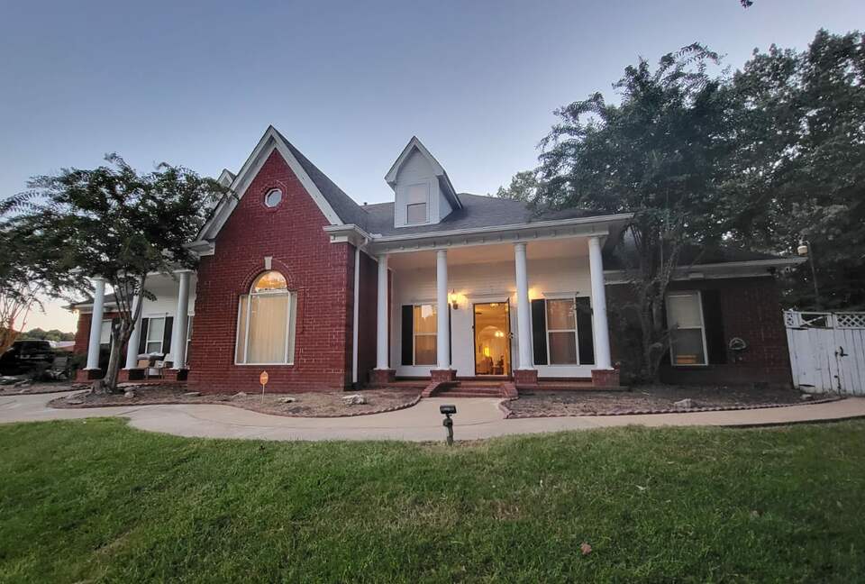 Luxury Mansion 9 King beds and more Pool and Hoops - Southhaven, Mississippi