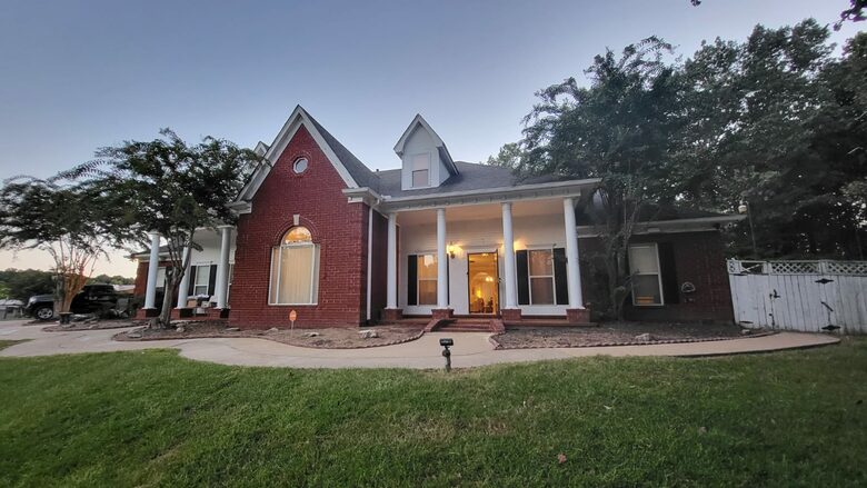 Luxury Mansion 9 King beds and more Pool and Hoops - Southhaven, Mississippi