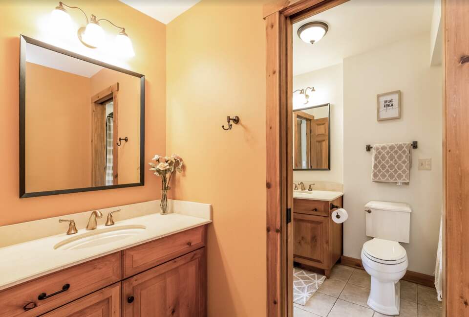 Beautiful and Large Private Log home in Wisconsin's Golfing Capitol - Sheboygan, Wisconsin