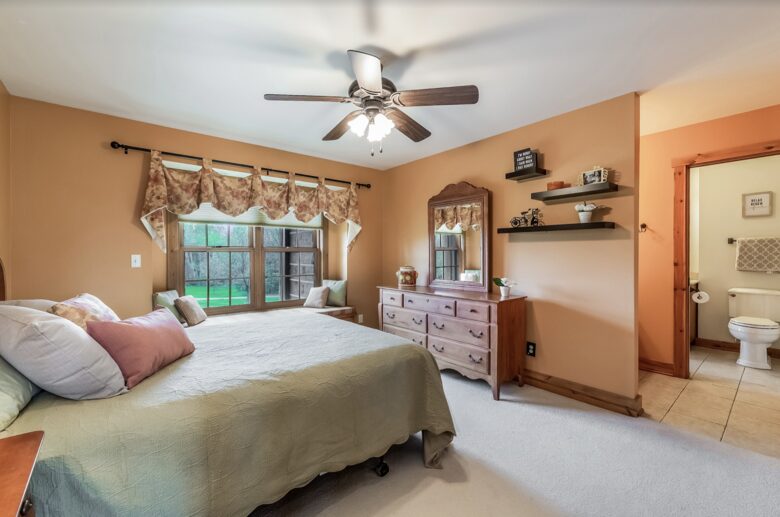 Beautiful and Large Private Log home in Wisconsin's Golfing Capitol - Sheboygan, Wisconsin