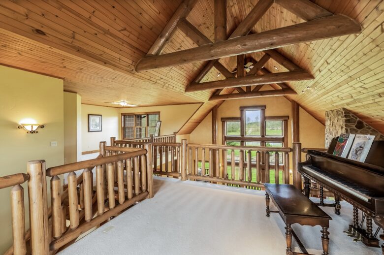 Beautiful and Large Private Log home in Wisconsin's Golfing Capitol - Sheboygan, Wisconsin
