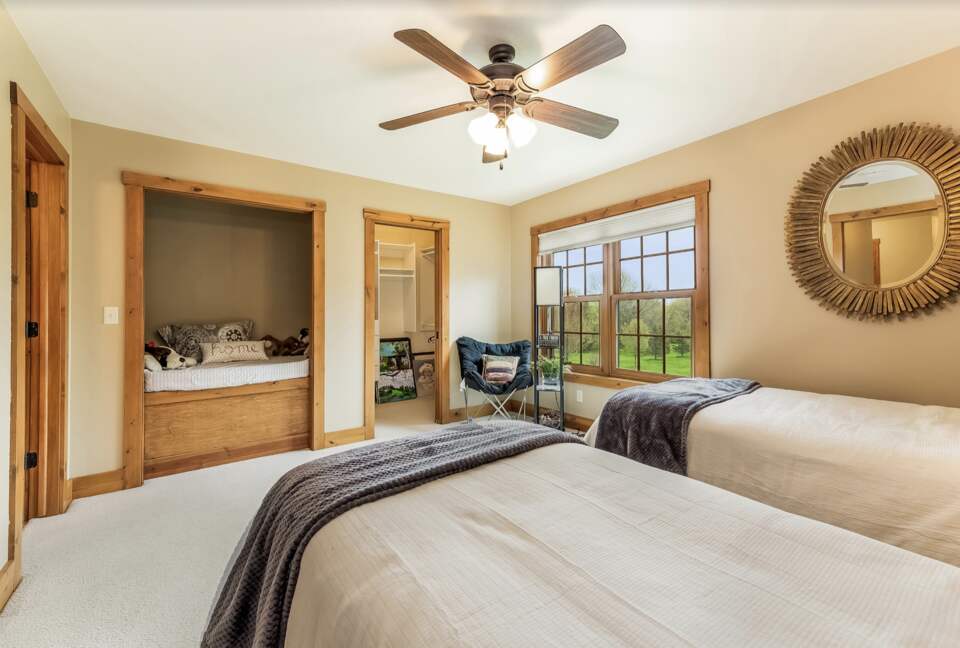 Beautiful and Large Private Log home in Wisconsin's Golfing Capitol - Sheboygan, Wisconsin