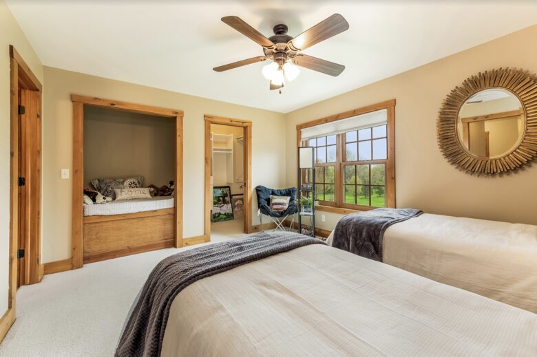 Beautiful and Large Private Log home in Wisconsin's Golfing Capitol - Sheboygan, Wisconsin