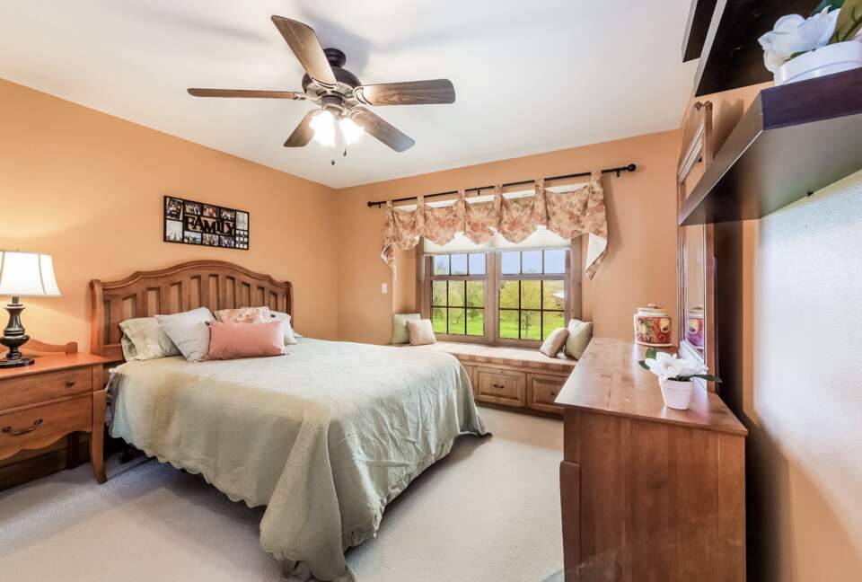 Beautiful and Large Private Log home in Wisconsin's Golfing Capitol - Sheboygan, Wisconsin