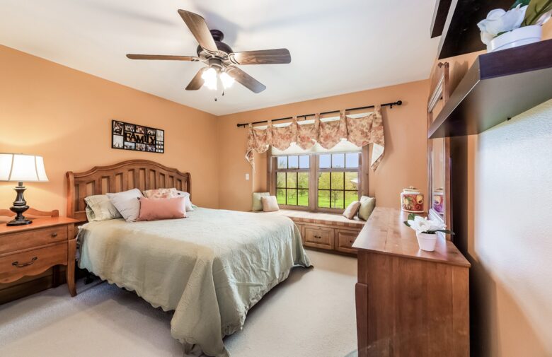 Beautiful and Large Private Log home in Wisconsin's Golfing Capitol - Sheboygan, Wisconsin