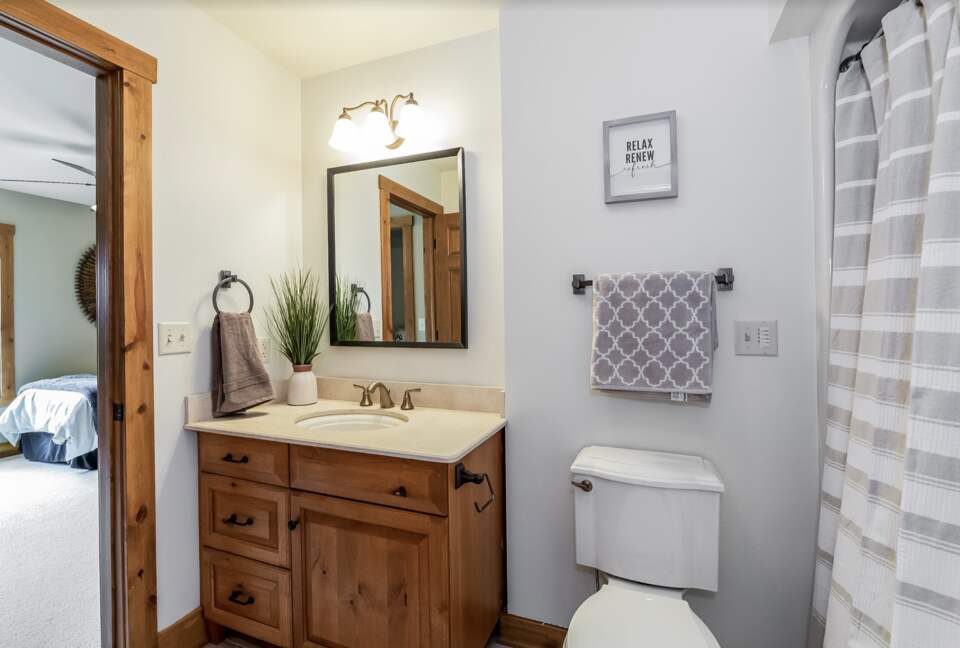 Beautiful and Large Private Log home in Wisconsin's Golfing Capitol - Sheboygan, Wisconsin