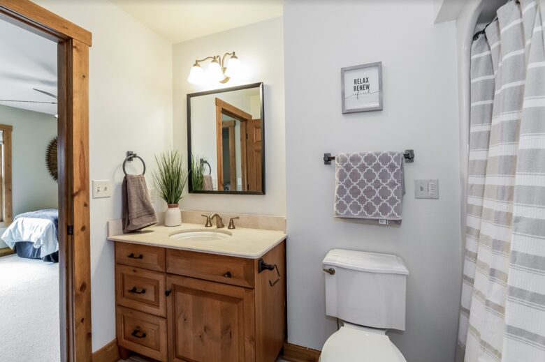 Beautiful and Large Private Log home in Wisconsin's Golfing Capitol - Sheboygan, Wisconsin