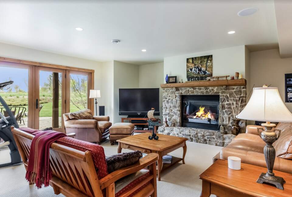 Beautiful and Large Private Log home in Wisconsin's Golfing Capitol - Sheboygan, Wisconsin