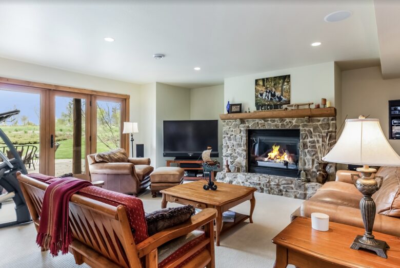 Beautiful and Large Private Log home in Wisconsin's Golfing Capitol - Sheboygan, Wisconsin