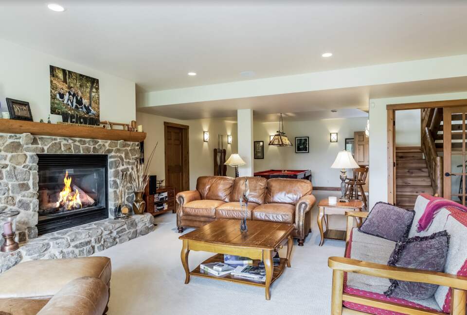 Beautiful and Large Private Log home in Wisconsin's Golfing Capitol - Sheboygan, Wisconsin