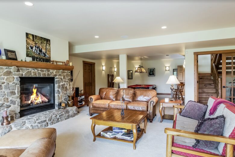 Beautiful and Large Private Log home in Wisconsin's Golfing Capitol - Sheboygan, Wisconsin