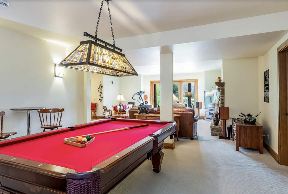 Beautiful and Large Private Log home in Wisconsin's Golfing Capitol - Sheboygan, Wisconsin