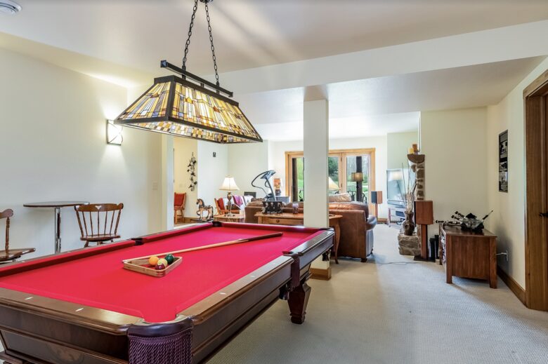 Beautiful and Large Private Log home in Wisconsin's Golfing Capitol - Sheboygan, Wisconsin