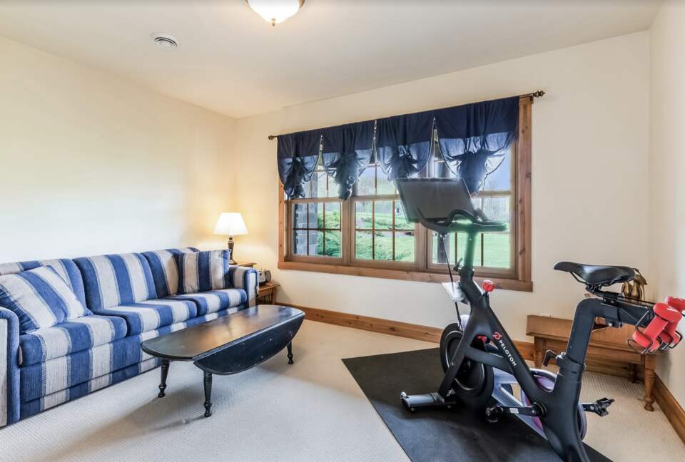 Beautiful and Large Private Log home in Wisconsin's Golfing Capitol - Sheboygan, Wisconsin