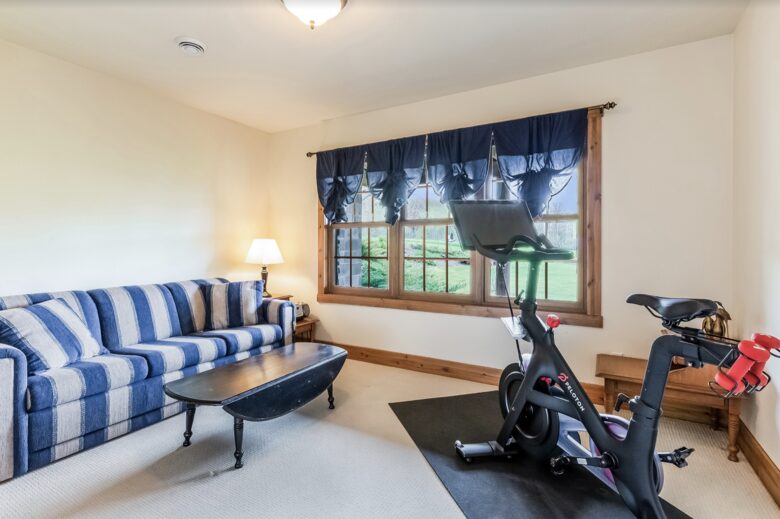 Beautiful and Large Private Log home in Wisconsin's Golfing Capitol - Sheboygan, Wisconsin