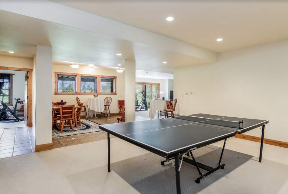 Beautiful and Large Private Log home in Wisconsin's Golfing Capitol - Sheboygan, Wisconsin