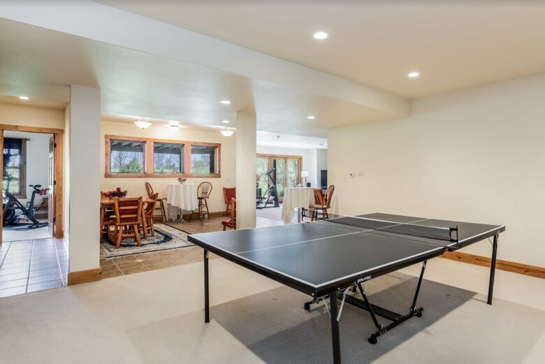 Beautiful and Large Private Log home in Wisconsin's Golfing Capitol - Sheboygan, Wisconsin