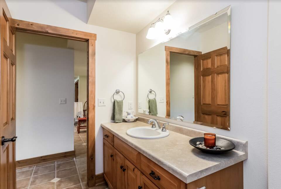 Beautiful and Large Private Log home in Wisconsin's Golfing Capitol - Sheboygan, Wisconsin