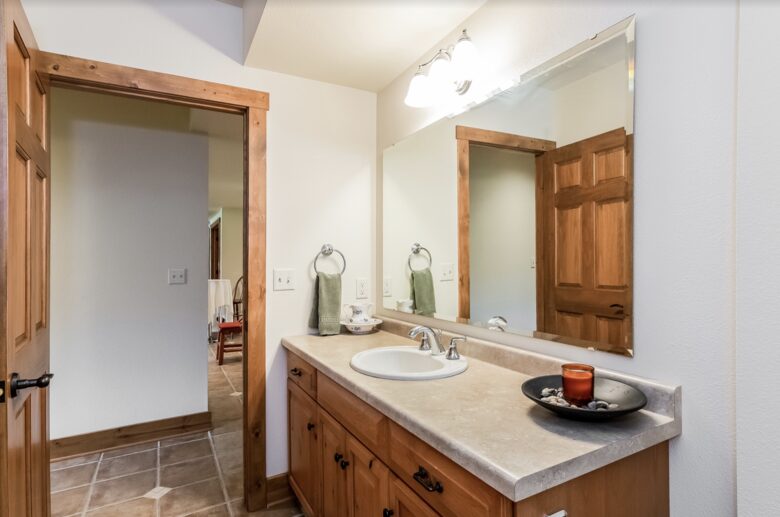 Beautiful and Large Private Log home in Wisconsin's Golfing Capitol - Sheboygan, Wisconsin