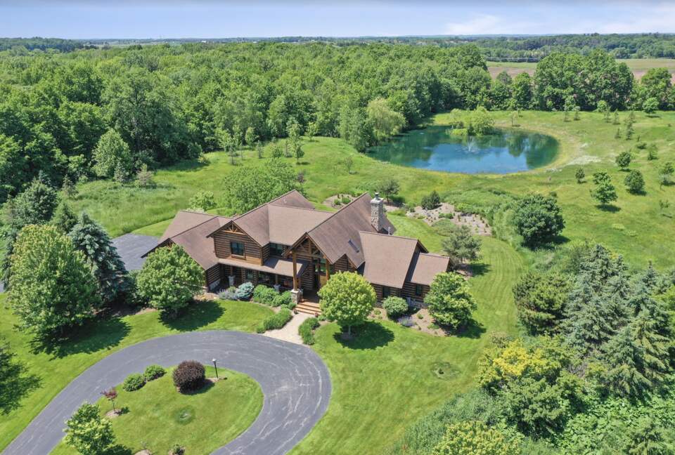 Beautiful and Large Private Log home in Wisconsin's Golfing Capitol - Sheboygan, Wisconsin