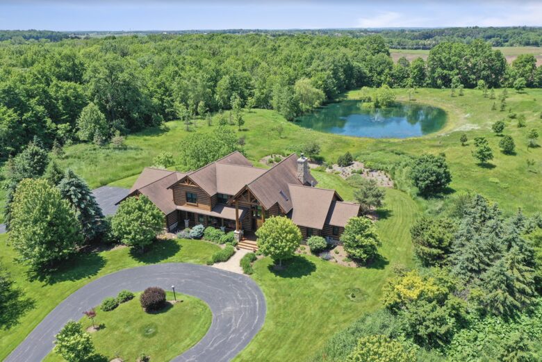 Beautiful and Large Private Log home in Wisconsin's Golfing Capitol - Sheboygan, Wisconsin
