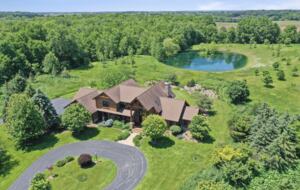 Beautiful and Large Private Log home in Wisconsin's Golfing Capitol - Sheboygan, Wisconsin
