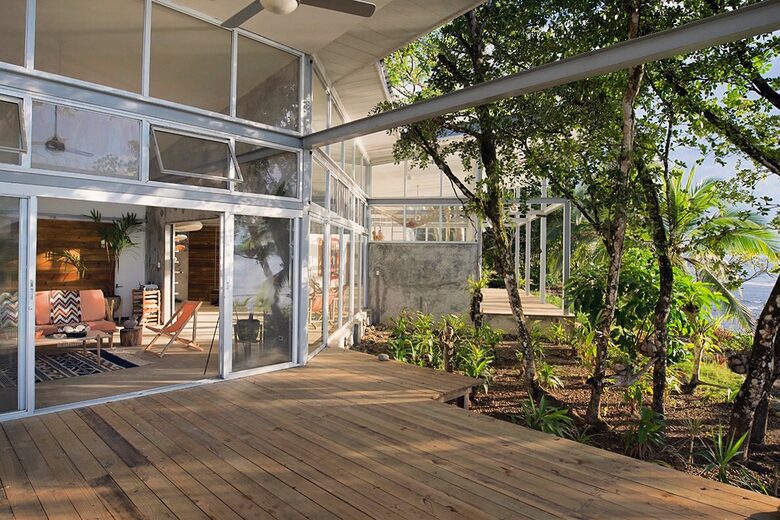 Casa Comunal Beach Front Getaway - Bocas del Toro, Panama