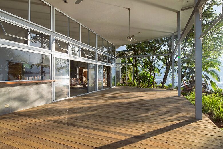 Casa Comunal Beach Front Getaway - Bocas del Toro, Panama