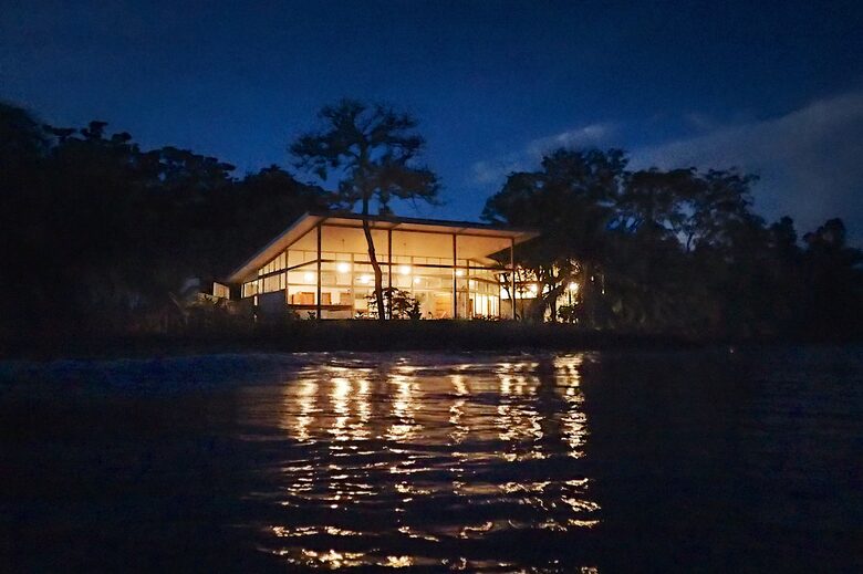 Casa Comunal Beach Front Getaway - Bocas del Toro, Panama