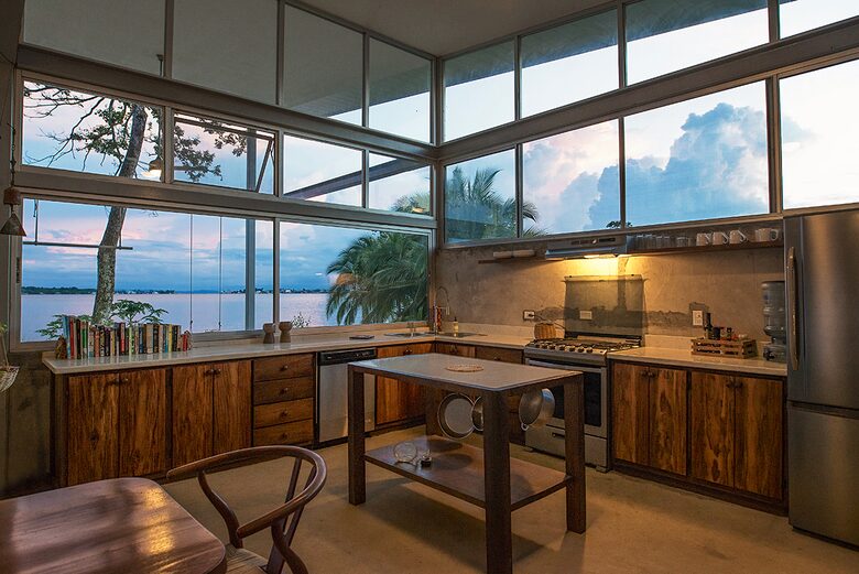 Casa Comunal Beach Front Getaway - Bocas del Toro, Panama