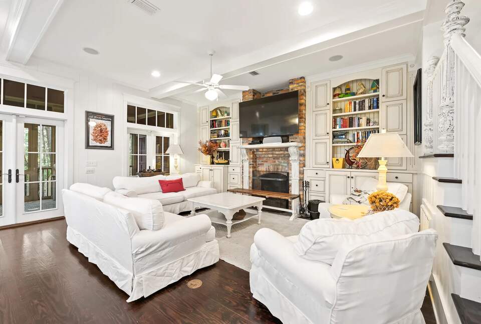 LLg.Den for entertaining & visiting. Wood burning fireplace.