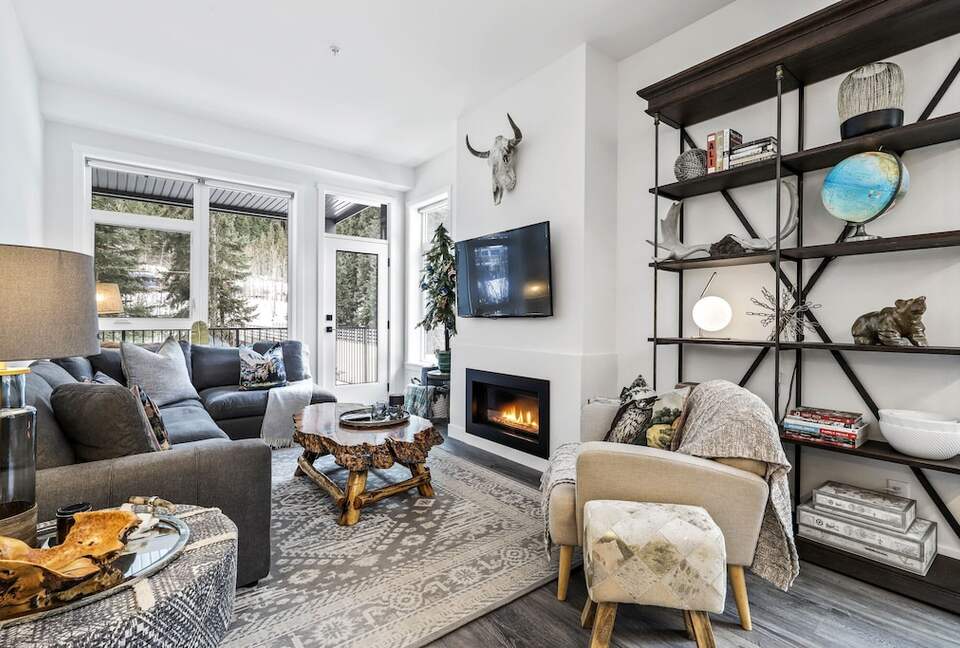 Mid-Mod at Sun Peaks Ski Resort - Sun Peaks, Canada