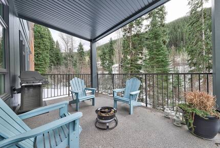 Mid-Mod at Sun Peaks Ski Resort - Sun Peaks, Canada