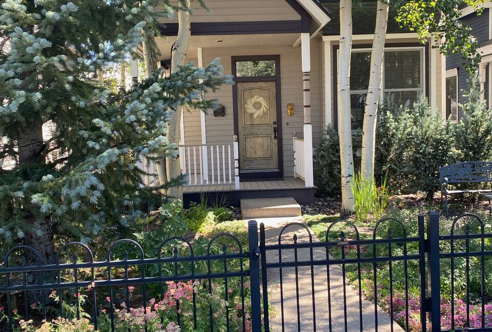 Cozy home in Breckenridge Historic District - ski, mountain bike & hike - walk to shopping + dining - Breckenridge, Colorado