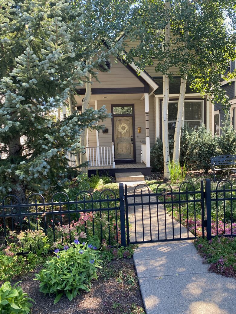 Cozy home in Breckenridge Historic District - ski, mountain bike & hike - walk to shopping + dining - Breckenridge, Colorado