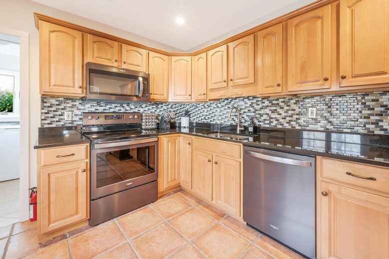 Cozy Retreat With Pool, Hot Tub, and Close to Beach - Wading River, New York