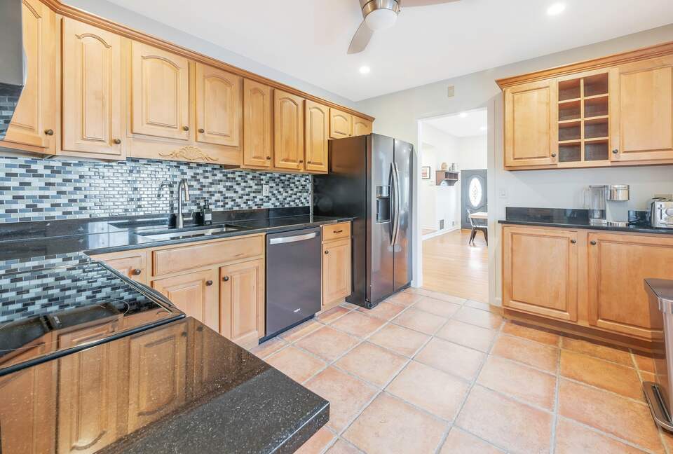 Cozy Retreat With Pool, Hot Tub, and Close to Beach - Wading River, New York