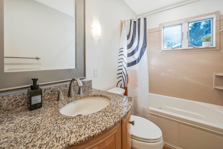 Cozy Retreat With Pool, Hot Tub, and Close to Beach - Wading River, New York