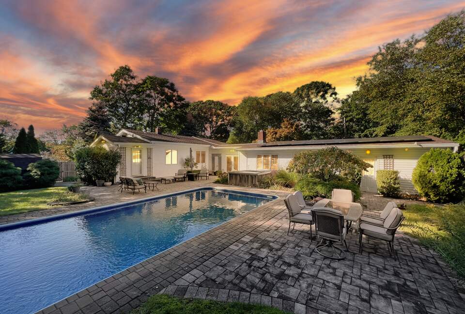 Cozy Retreat With Pool, Hot Tub, and Close to Beach - Wading River, New York